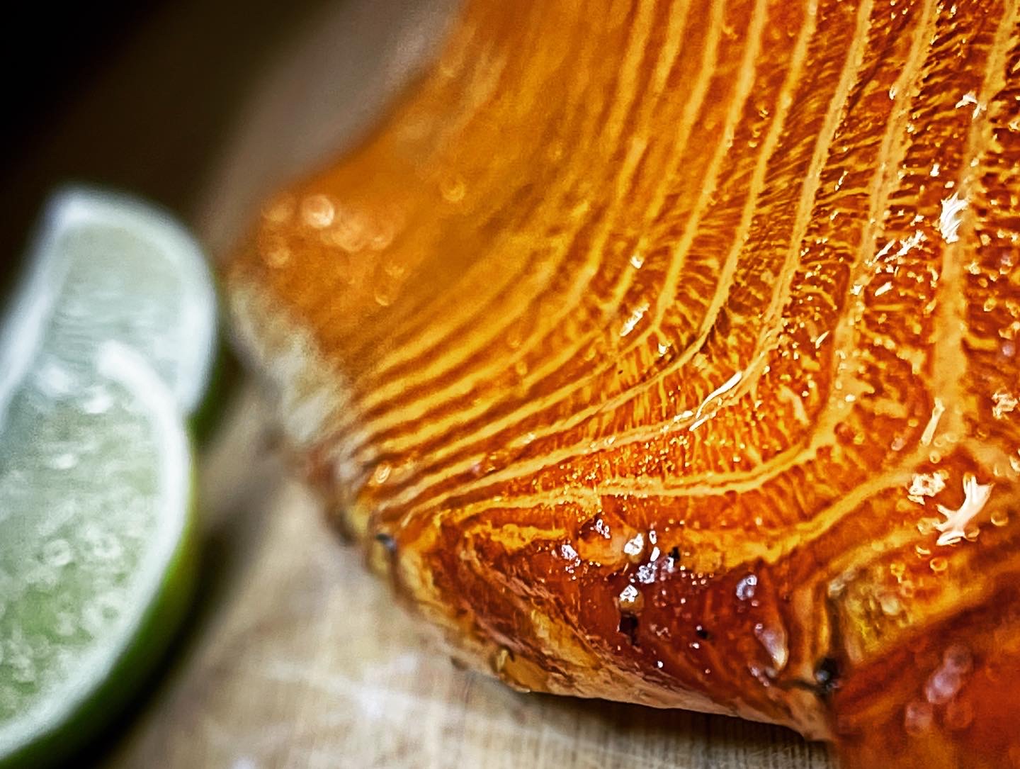 Łosoś wędzony na ciepło w wędzarni elektrycznej, soczysty i aromatyczny z mieszanką ziół podany na desce