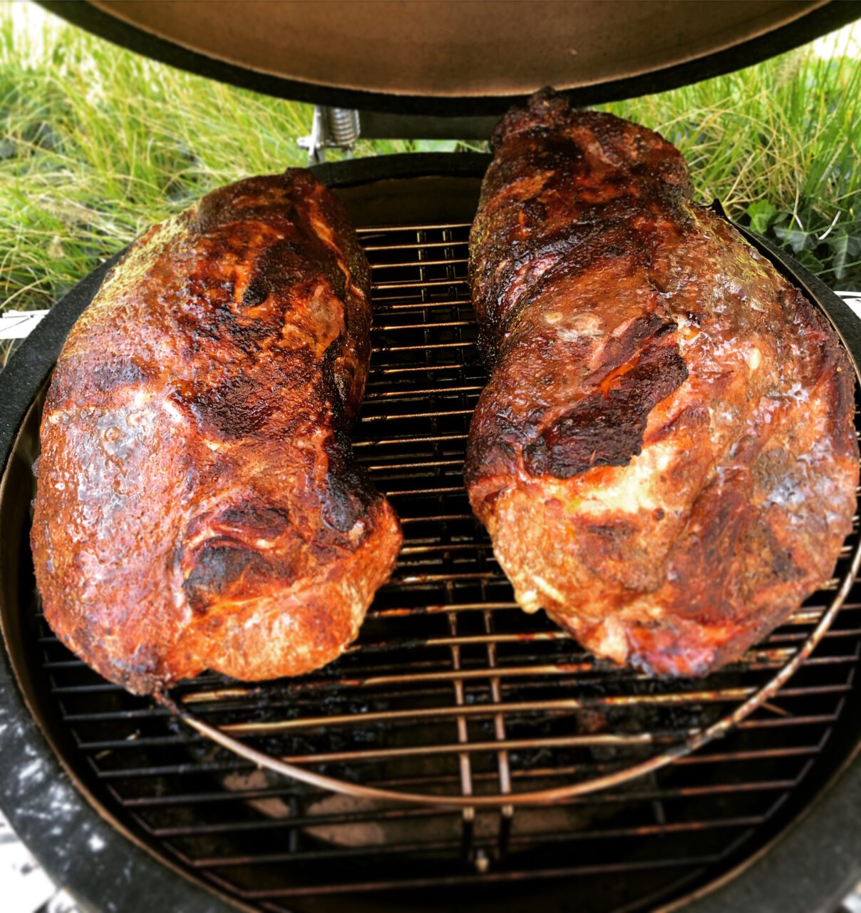Szarpana wieprzowina (pulled pork) wędzona na grillu metodą low & slow