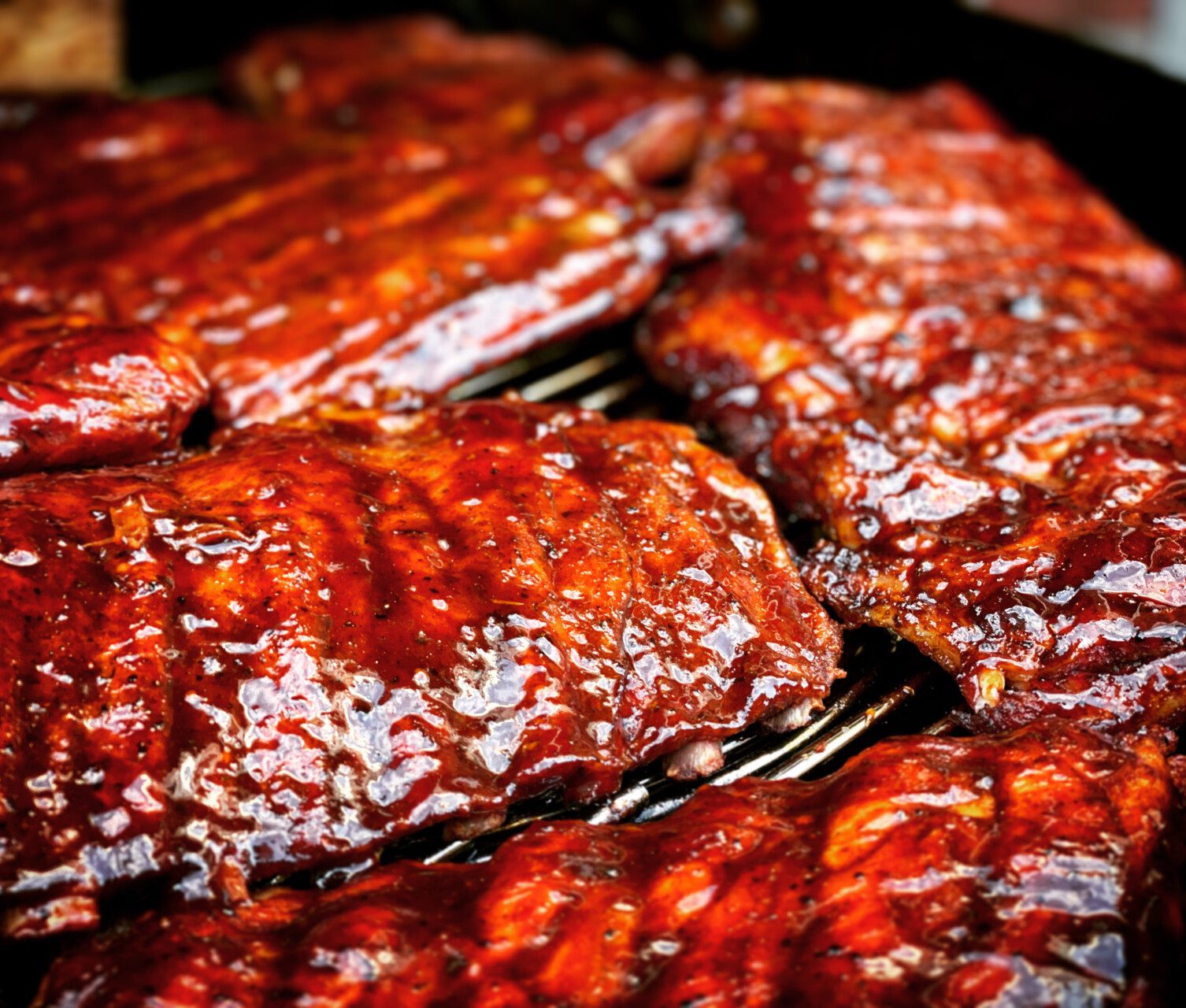 Żeberka z grilla przygotowane metodą 3-2-1, z sosem BBQ i przyprawami.